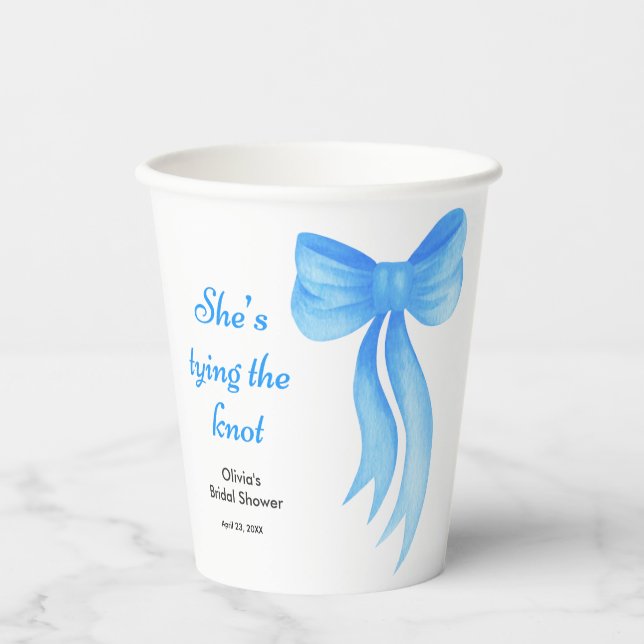 Vasos De Papel Despedida de soltera con lazo azul: Ella está atan (Anverso)