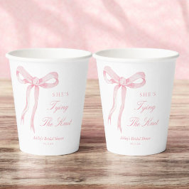 Vasos De Papel Despedida de soltera con lazo rosa Ella está atand