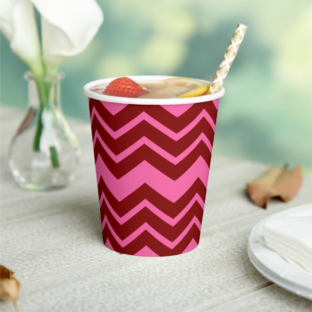 Vasos De Papel Diseño de Chevron Zigzag Rosa Rojo Granate (in situ)