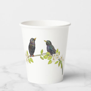 Vasos De Papel Dos estorninos en una rama floreciente en primaver