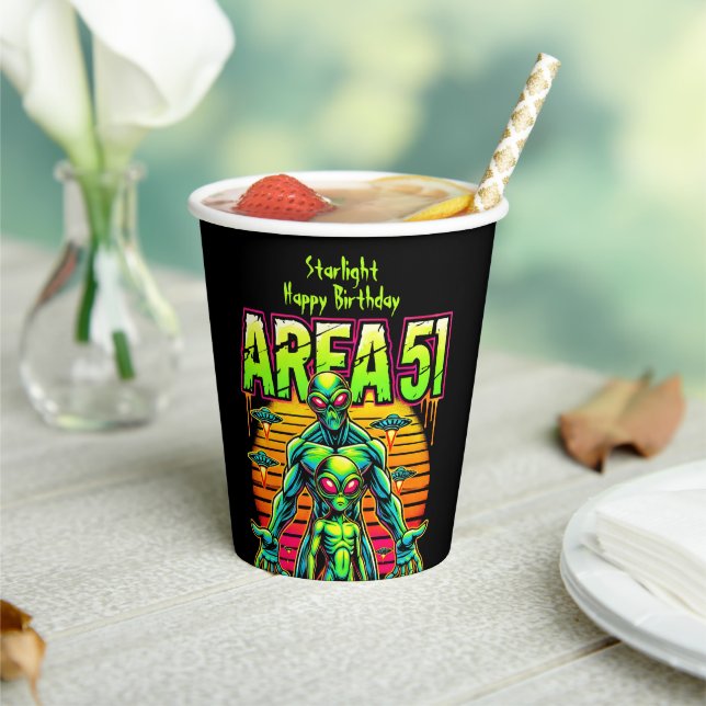 Vasos De Papel Eerie Aliens Pasa Cerca Del Área 51 Bajo Cielos Ne (in situ)