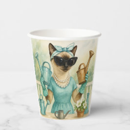 Vasos De Papel El gato está trabajando en el jardín