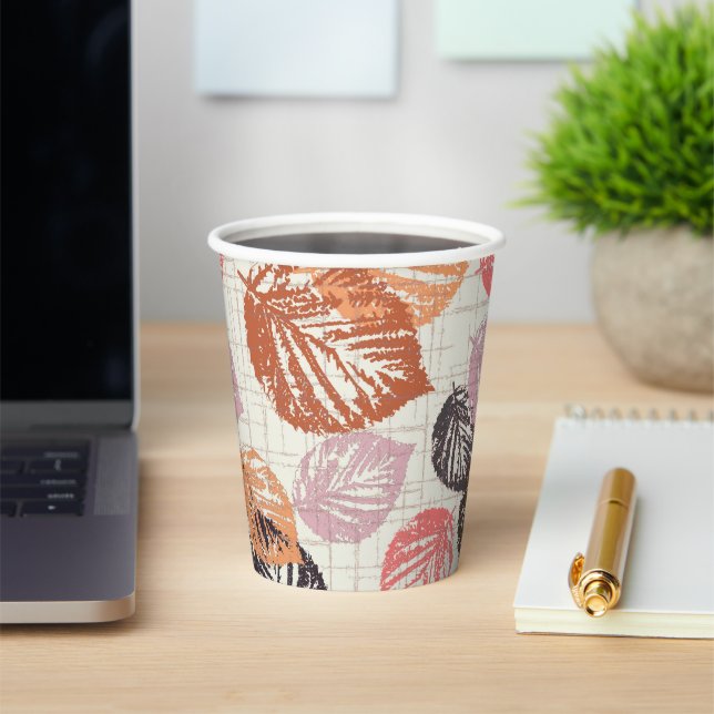 Vasos De Papel El otoño deja en el beige. (in situ)