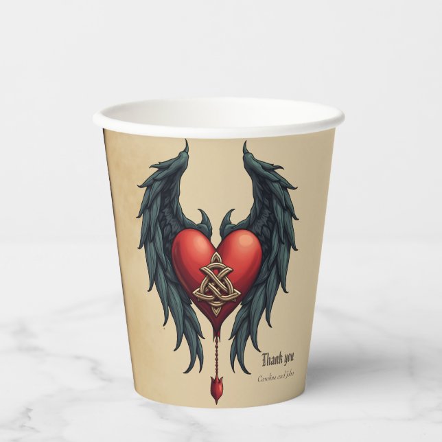 Vasos De Papel Elegancia celta con un corazón y alas. (Anverso)