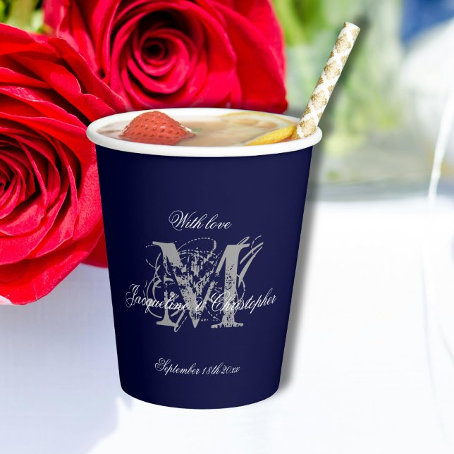 Vasos De Papel Elegante Boda azul de la Marina Monograma Moda de  (For an Elegant Wedding - Navy Blue, Silver and White Monogram + Bride & Groom Names Chic Paper Cups.)