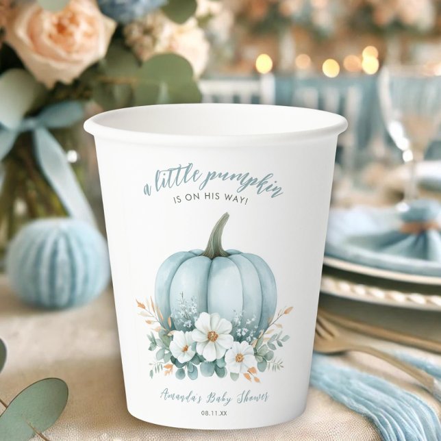 Vasos De Papel Elegante calabaza en su camino Boy Baby Shower (A baby shower paper cup with a blue pumpkin and floral design, placed on a decorated table.)
