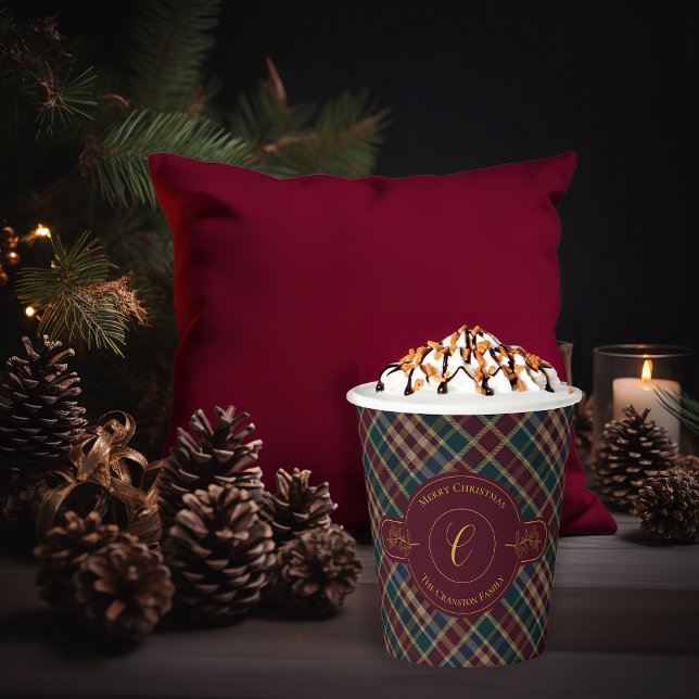 Vasos De Papel Elegante Navidad de Monograma Dorado (Elegant Gold Monogram Holly and Berries and Rich Dark Plaid Christmas Holiday Paper Cups)