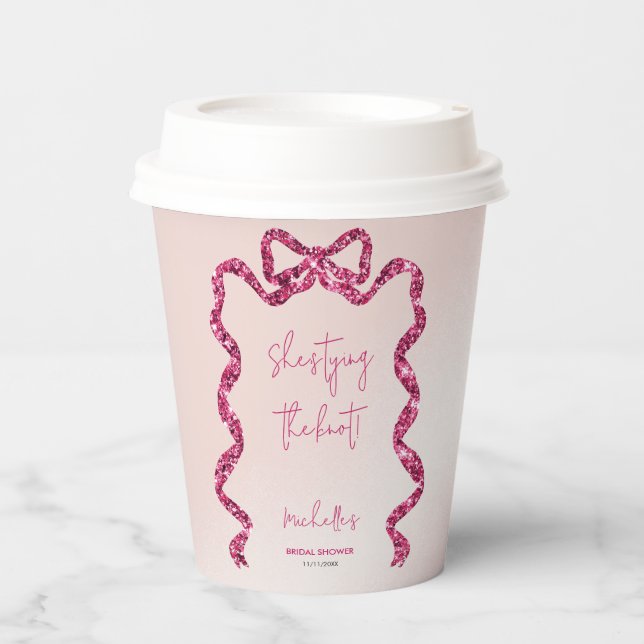 Vasos De Papel Ella está atando el nudo arco rosa brillo despedid (Anverso)