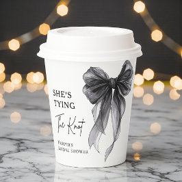 Vasos De Papel Ella está Atando el Nudo Lazo Negro Desfile de Rop