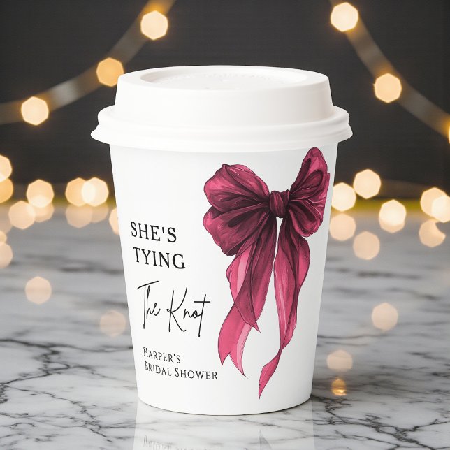 Vasos De Papel Ella está Atando el Nudo Lazo Rojo Desfile de Novi (Subido por el creador)