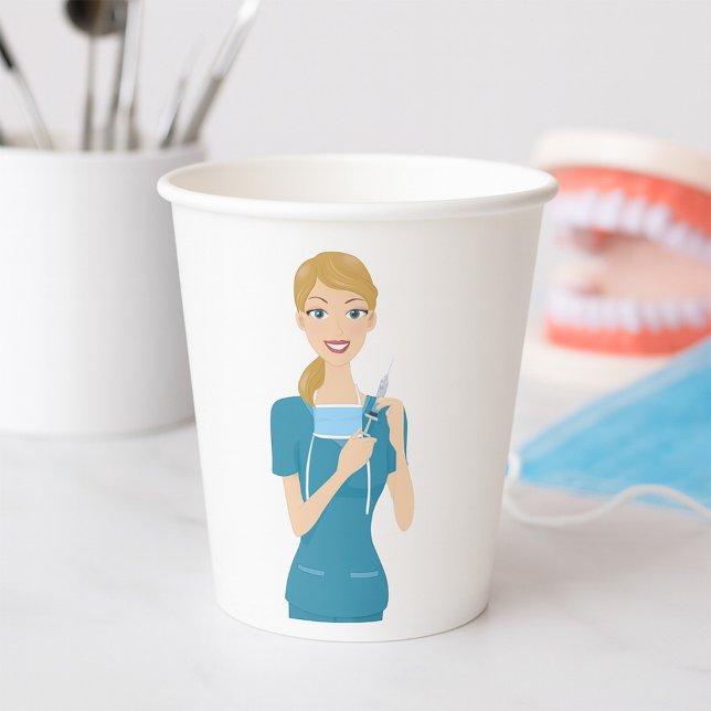 Vasos De Papel Enfermera sonriente con jeringas (Subido por el creador)