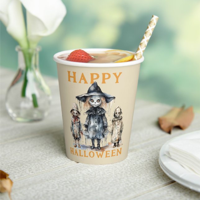 Vasos De Papel Feliz Fiesta de Halloween tomando cóctel (in situ)