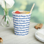 Vasos De Papel Feliz Hanukkah blanco azul tipografía moderna<br><div class="desc">Feliz patrón Hanukkah de tipografía moderna azul y blanca,  Copas de papel fiesta Hanukkah. Patrón de texto azul sobre fondo blanco.</div>