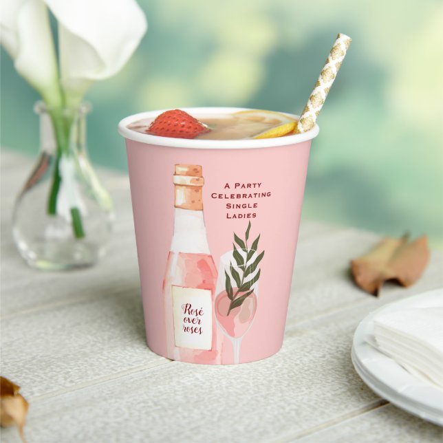 Vasos De Papel Fiesta de chicas Rosé sobre rosas para el Día de S (in situ)