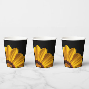 Vasos De Papel Flor amarilla sobre fondo negro