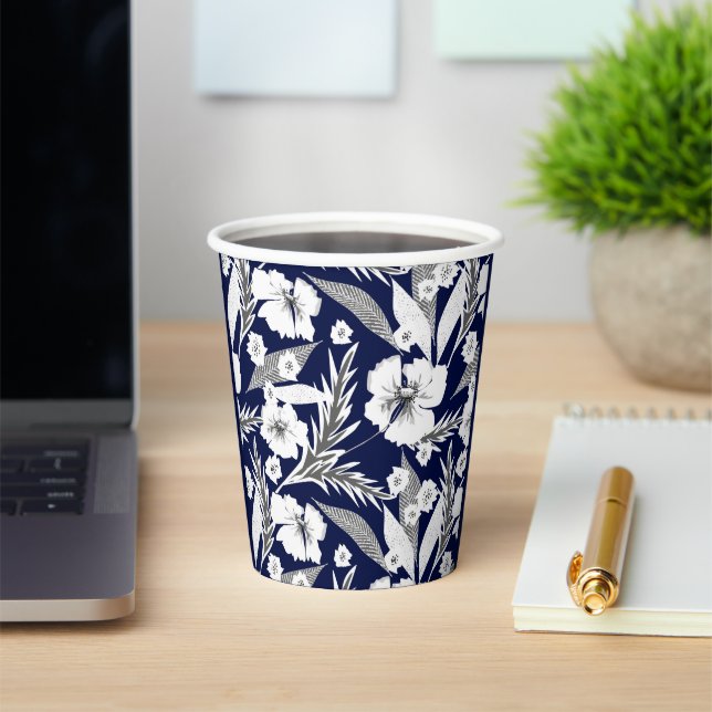 Vasos De Papel Flores blancas sobre azul.  (in situ)