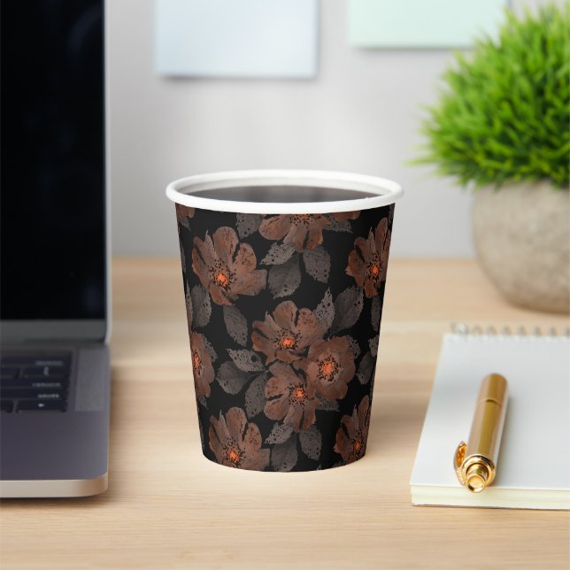 Vasos De Papel Flores naranjas y marrones sobre un fondo negro. (in situ)