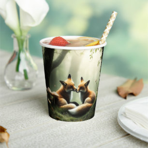 Vasos De Papel Fox Cuddle en un bosque polvoriento