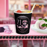 Vasos De Papel Glam Pink Black Fashion 21st Birthday Fiesta<br><div class="desc">El glamuroso diseño de 21 años, inspirado en la costura francesa, rosa y negro, incluye un pastel de caja gorra, un estilete rosa y una bolsa de maquillaje entre varios regalos de cumpleaños sin abrir y deliciosos pastelitos. Perfecto para celebrar fiestas de cumpleaños. La edad se crea en un tipo...</div>