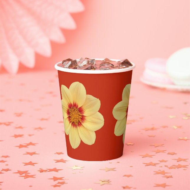 Vasos De Papel Gran Dahlia Amarilla en el patrón floral rojo (in situ)