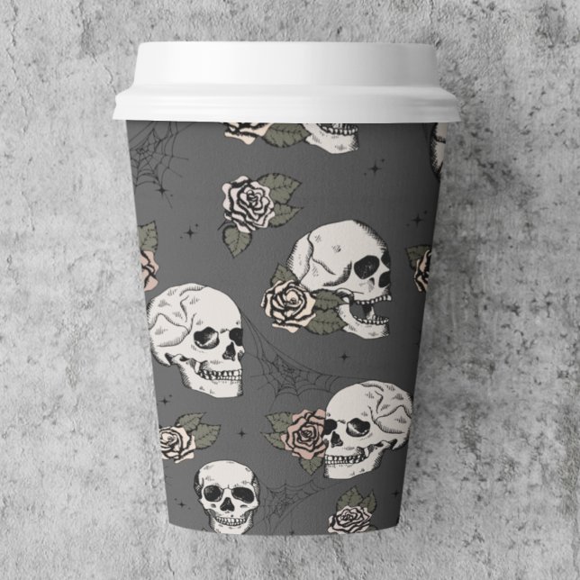 Vasos De Papel Halloween de Cránulos góticos negros y Rosas (Purple Gothic Skull Paper Cup. Elegant Pattern of Hand Drawn Skulls & Roses for Fall Halloween Party)