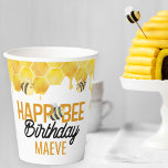 Vasos De Papel Happ-Bee Birthday Bee Fiesta Temática para Niños<br><div class="desc">¡Las tazas de papel de cumpleaños de Happ-Bee son tan dulces como la miel! Las vajillas de cumpleaños personalizadas para tu huésped de honor y con un juego de palabras que hará sonreír a tus invitados. El ilustracion acuático es una mezcla muy agradable de panecillos, miel de goteo y pequeñas...</div>