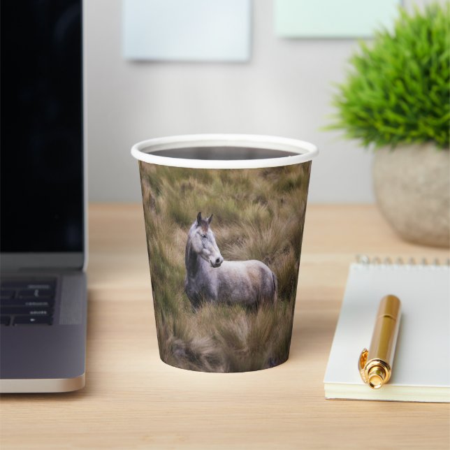 Vasos De Papel Hermoso caballo de color gris (in situ)