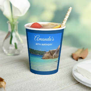 Vasos De Papel Hermoso mar tropical con cumpleaños en una playa r