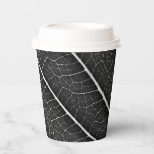 Vasos De Papel Hoja brillante en blanco y negro en primer plano