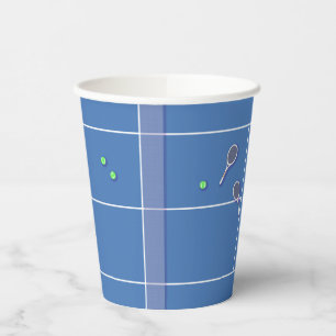Vasos De Papel Jugador de tenis moderno en la pista de tenis azul