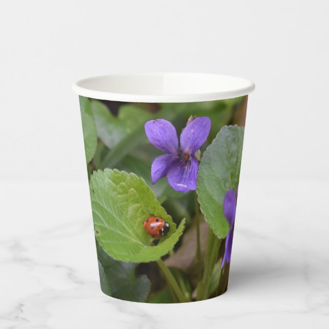 Vasos De Papel Ladybug sobre las dulces flores violetas (Izquierda)