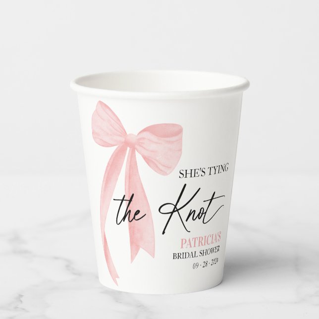 Vasos De Papel Lazo Rosa Sonrosado Ella Está Atando el Nudo Desay (Reverso )