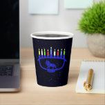 Vasos De Papel León azul Menorah<br><div class="desc">Por su fiesta de Chanukkah. Cuenta con una menorah de Chanukkah con tema de león,  superpuesta en un fondo estrellado,  con las ocho velas y la quema de shamash. Añade tu propio texto adicional en el reverso. Chanukkah es el "Festival de las Luces" de mediados de invierno.</div>