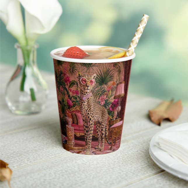 Vasos De Papel Leopardo entre los helechos (in situ)