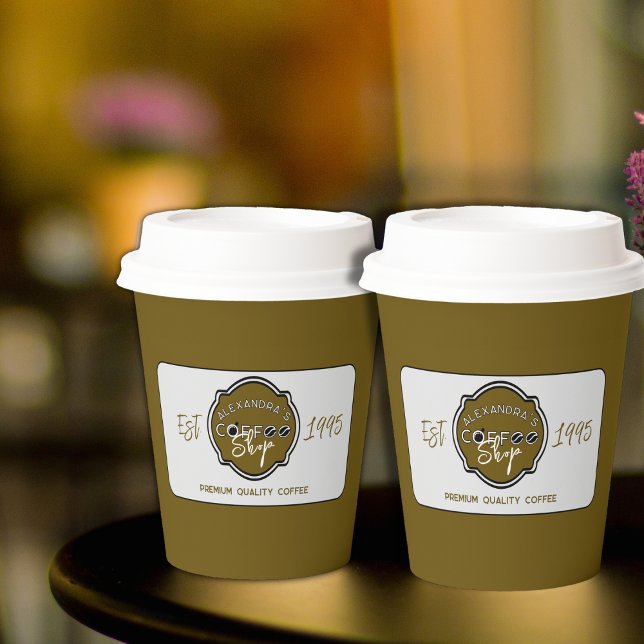 Vasos De Papel Logotipo personalizado de la cafetería profesional (Coffee shop paper cups on a table.)