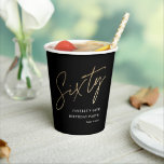 Vasos De Papel Modern Black Gold 60th Birthday Party Beapet<br><div class="desc">Modern Black Gold 60th Birthday Party Beinfluencia de Cups de Papel de Bebida con elegantes Relieves metalizados de oro falso guión manuscrito Sixty y tus detalles fiestas en el clásico serif con color de fondo negro, decoración sencilla y elegante, sorprendente para adultos de cumpleaños para hombres y mujeres. el color...</div>