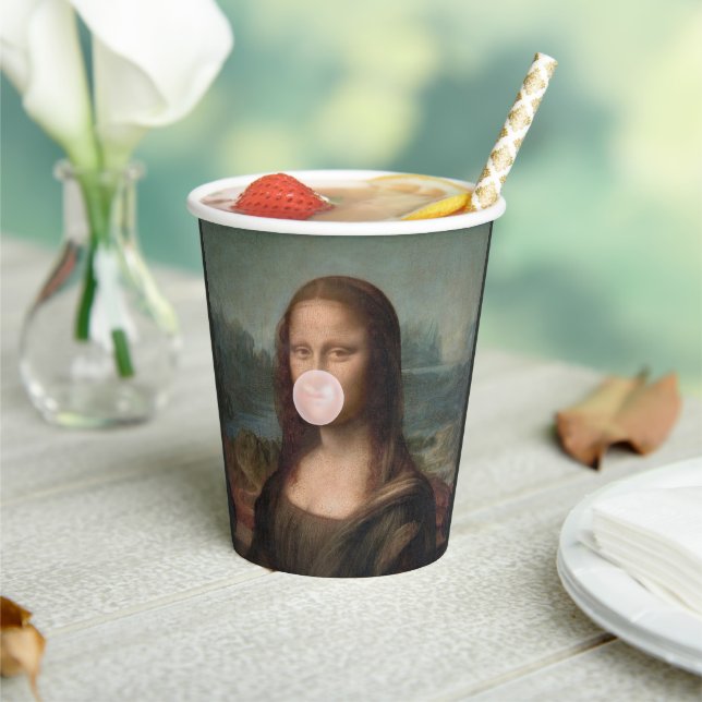 Vasos De Papel Mona Lisa soplando chicle rosa (in situ)
