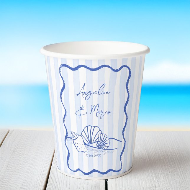 Vasos De Papel Monograma de casamiento en playa de borde ondulado (Seashells blue wavy border beach wedding monogrammed paper cups personalized beach table decor)