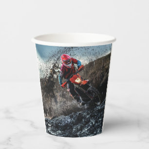 Vasos De Papel Motociclista sucio tirando almohada