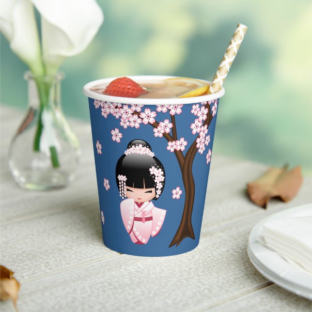 Vasos De Papel Muñeca Kokeshi de Kimono Rosa sobre Azul (in situ)