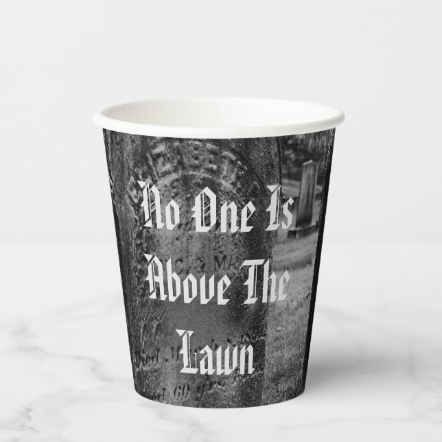 Vasos De Papel Nadie Está Sobre El Césped (Anverso)