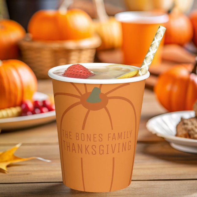 Vasos De Papel Naranja moderno de Acción de Gracias Tiras de Pape (A fun pumpkin inspired paper cup with space for your family name. Perfect for Thanksgiving parties)