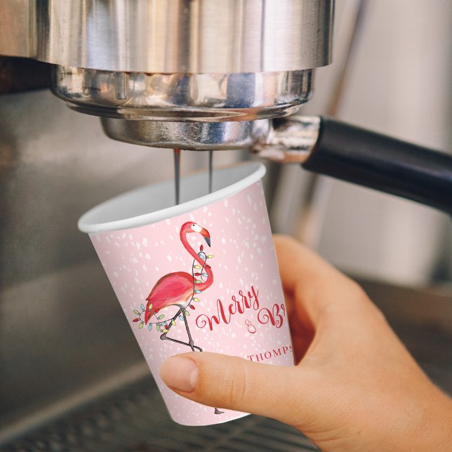 Vasos De Papel Navidades Holiday String ilumina moro y brillante (Merry and Bright Christmas holiday pink flamingo paper cup.)