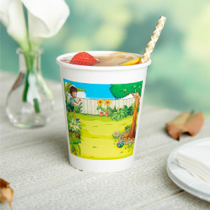 Vasos De Papel Niño juguetón corriendo en un frondoso patio trase