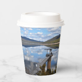 Vasos De Papel Nubes del lago Bellfield sobre el agua residual