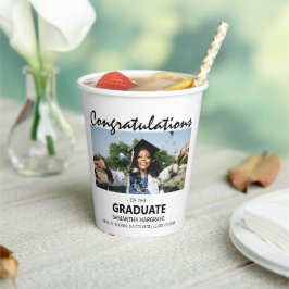 Vasos De Papel Orgulloso Relativo Al Graduado | Foto