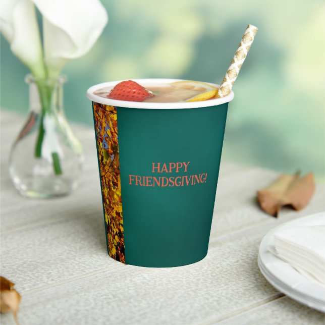 Vasos De Papel Oscuro Verde azulado deja el Día de Acción de Grac (in situ)