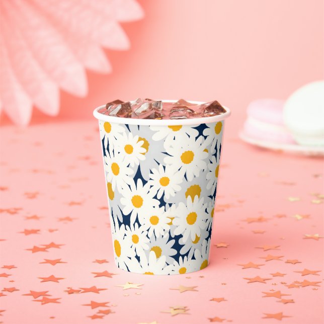 Vasos de papel para fiesta de jardín con margarita (in situ)
