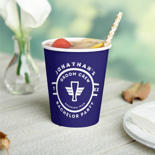 Vasos de papel para fiesta de soltero con insignia (in situ)