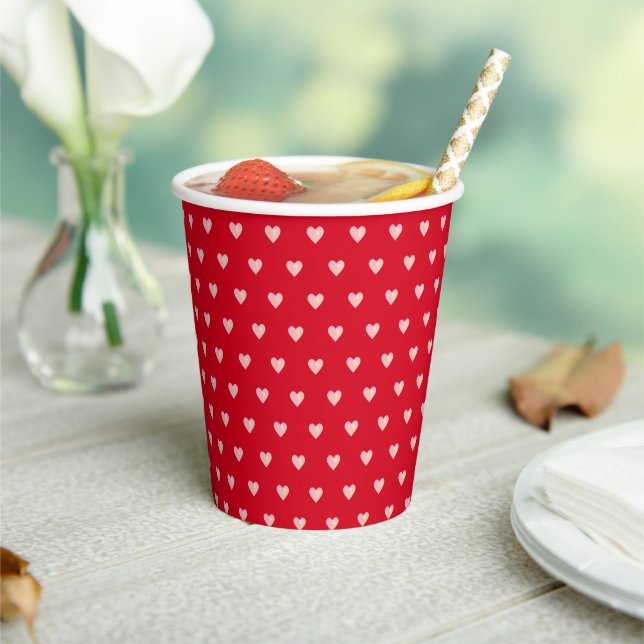 Vasos de papel para fiestas con corazones en rojo (in situ)